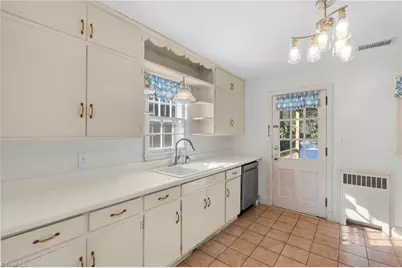 221 W Avondale Drive, Greensboro, NC 27403 - Photo 11