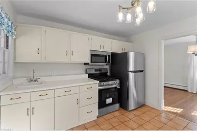 221 W Avondale Drive, Greensboro, NC 27403 - Photo 9