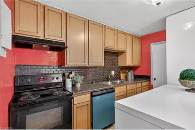 5715 Bramblegate Road #F, Greensboro, NC 27409 - Photo 9