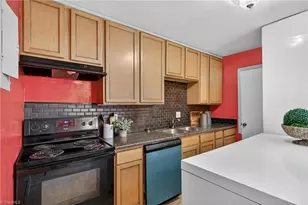 5715 Bramblegate Rd, Greensboro, NC 27409 - Photo 9