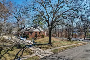 401 W Greenway Dr N, Greensboro, NC 27403 - Photo 9