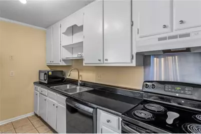 5735 Bramblegate Road, Greensboro, NC 27409 - Photo 11