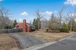 2703 Rockwood Rd, Greensboro, NC 27408 - Photo 19
