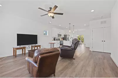 372 W Lee Avenue, Yadkinville, NC 27055 - Photo 3