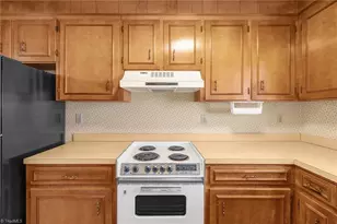 716 Meadowgreen Village Dr, Eden, NC 27288 - Photo 13