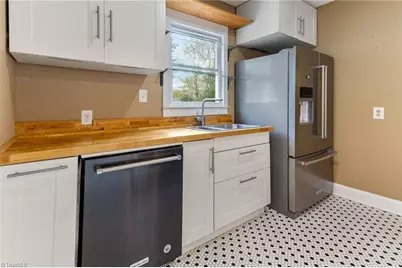 907 W Wendover Avenue, Greensboro, NC 27408 - Photo 9