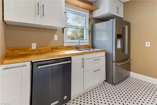 907 W Wendover Ave, Greensboro, NC 27408 - Photo 9