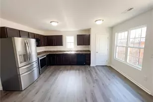 2033 Chapel Park Ln, Greensboro, NC 27405 - Photo 9