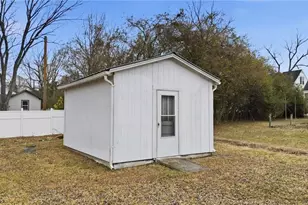 308 Walter Chambers St, Eden, NC 27288 - Photo 5