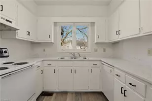 7 Pear Tree Ct, Greensboro, NC 27401 - Photo 9