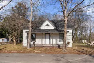 521 E 1st St, Lexington, NC 27292 - Photo 1