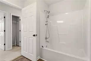 900 Hanahan Ct, Greensboro, NC 27409 - Photo 19