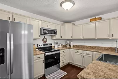 295 Calinda Drive, Thomasville, NC 27360 - Photo 9