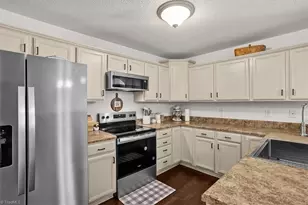 295 Calinda Dr, Thomasville, NC 27360 - Photo 9