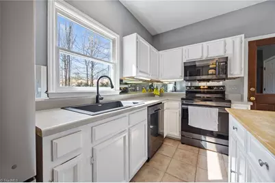 2802 Breckenridge Court, High Point, NC 27265 - Photo 11