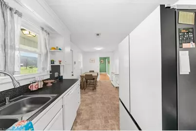 724 E Main Street, Seagrove, NC 27341 - Photo 9