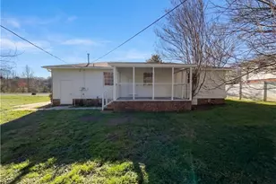 1414 Larchmont Dr, Greensboro, NC 27405 - Photo 5