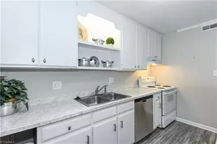 5735 Bramblegate Rd, Greensboro, NC 27409 - Photo 9