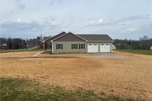 621 W Atkins St, Dobson, NC 27017 - Photo 5
