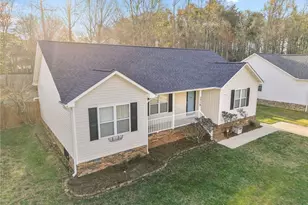 3016 Karlingdale Dr, Greensboro, NC 27455 - Photo 37