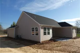 105 Hickory St, Yadkinville, NC 27055 - Photo 3