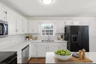 3206 Crestview Dr, High Point, NC 27260 - Photo 13