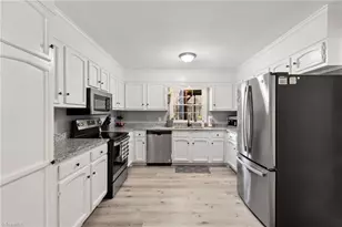 2302 Beaverbrook Dr, Greensboro, NC 27406 - Photo 9