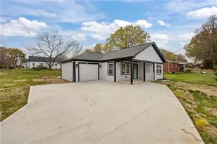 122 S School St, Burlington, NC 27217 - Photo 3