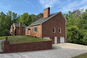 2528 Treetop Ln, Winston-Salem, NC 27101 - Photo 3