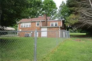 4236 Robertson Dr, Winston-Salem, NC 27101 - Photo 3