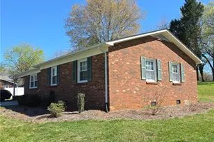 122 Northview Dr, Pilot Mountain, NC 27041 - Photo 1