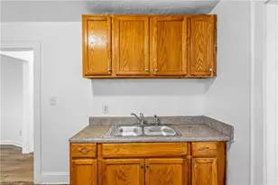 1618 Glenwood Ave, Greensboro, NC 27403 - Photo 9