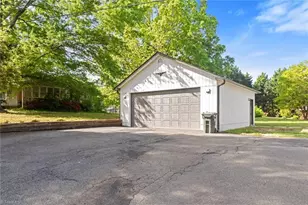 306 Lakeshore Dr, Thomasville, NC 27360 - Photo 3