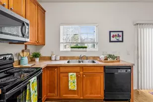 6886 Derby Run Dr, Whitsett, NC 27377 - Photo 9