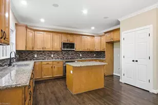 2218 Brigham Rd, Greensboro, NC 27409 - Photo 9