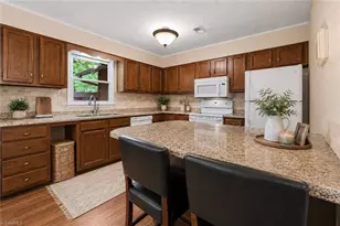 2519 Cottage Pl, Greensboro, NC 27455 - Photo 9
