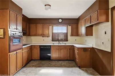 2514 Gracewood Drive, Greensboro, NC 27408 - Photo 9