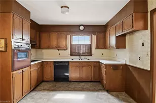 2514 Gracewood Dr, Greensboro, NC 27408 - Photo 9