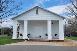 106 N Key St, Pilot Mountain, NC 27041 - Photo 1