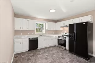24 Stoney Point Ct, Thomasville, NC 27360 - Photo 3