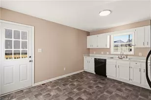 24 Stoney Point Ct, Thomasville, NC 27360 - Photo 5