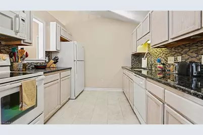 7145 W Friendly Avenue #H, Greensboro, NC 27410 - Photo 9