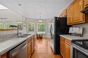 1210 Foxhaven Dr, Greensboro, NC 27455 - Photo 11