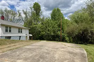 1098 6th St, North Wilkesboro, NC 28659 - Photo 9
