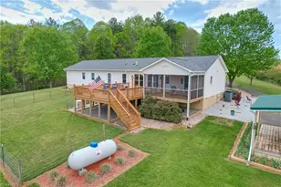 552 Dirt Nose Dr, Sparta, NC 28675 - Photo 3