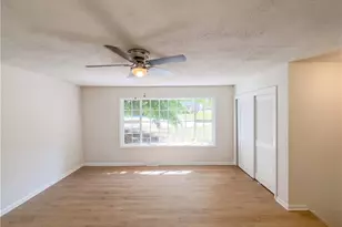 801 Daleview Ct, Greensboro, NC 27406 - Photo 9