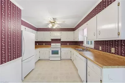 423 Wildwood Lane, Graham, NC 27253 - Photo 5