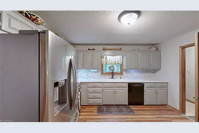 859 Lakeview Drive, Thomasville, NC 27360 - Photo 15