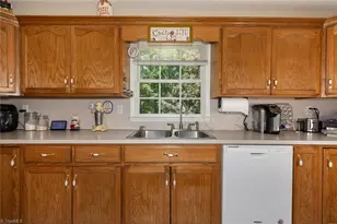 124 Hunter Cir, Wilkesboro, NC 28697 - Photo 13