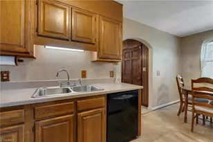 2506 Aster Dr, Greensboro, NC 27401 - Photo 19